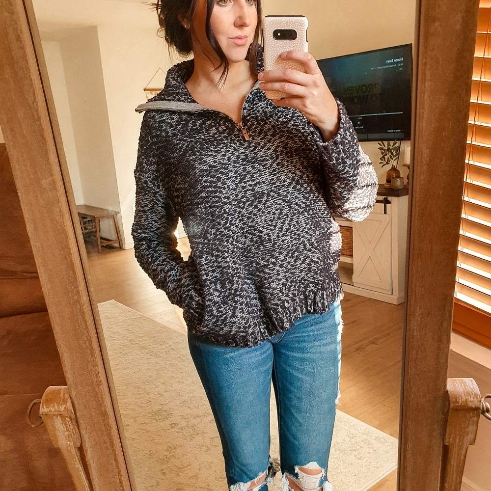 Size small quarter zip knitted pullover jacket with pockets.